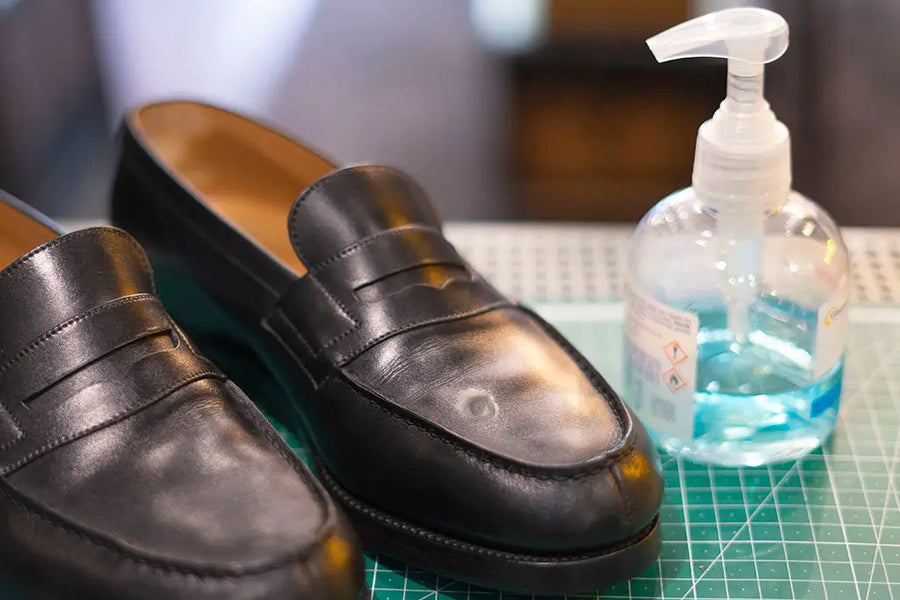 Tache de gel hydroalcoolique sur cuir : que faire ?