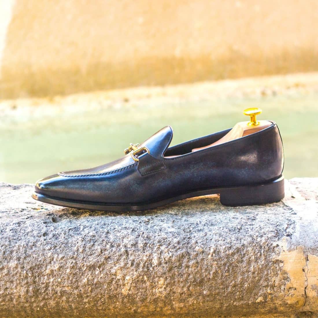 Mocassin à mors en cuir patiné bleu marine – vue 5