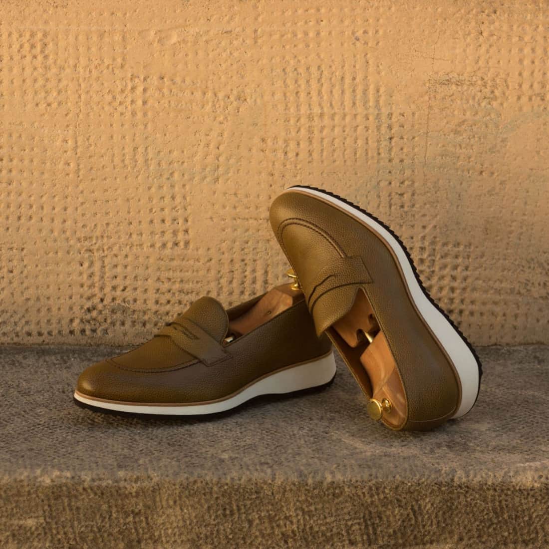 Mocassins Penny à bandeau en cuir grainé vert olive - Semelles Sport – vue 4