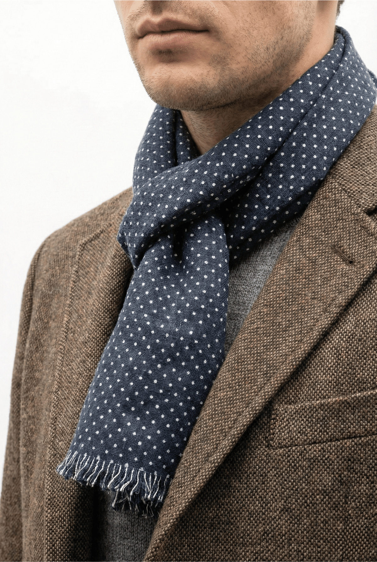 Écharpe bleu marine à pois blancs portée avec une veste en tweed marron