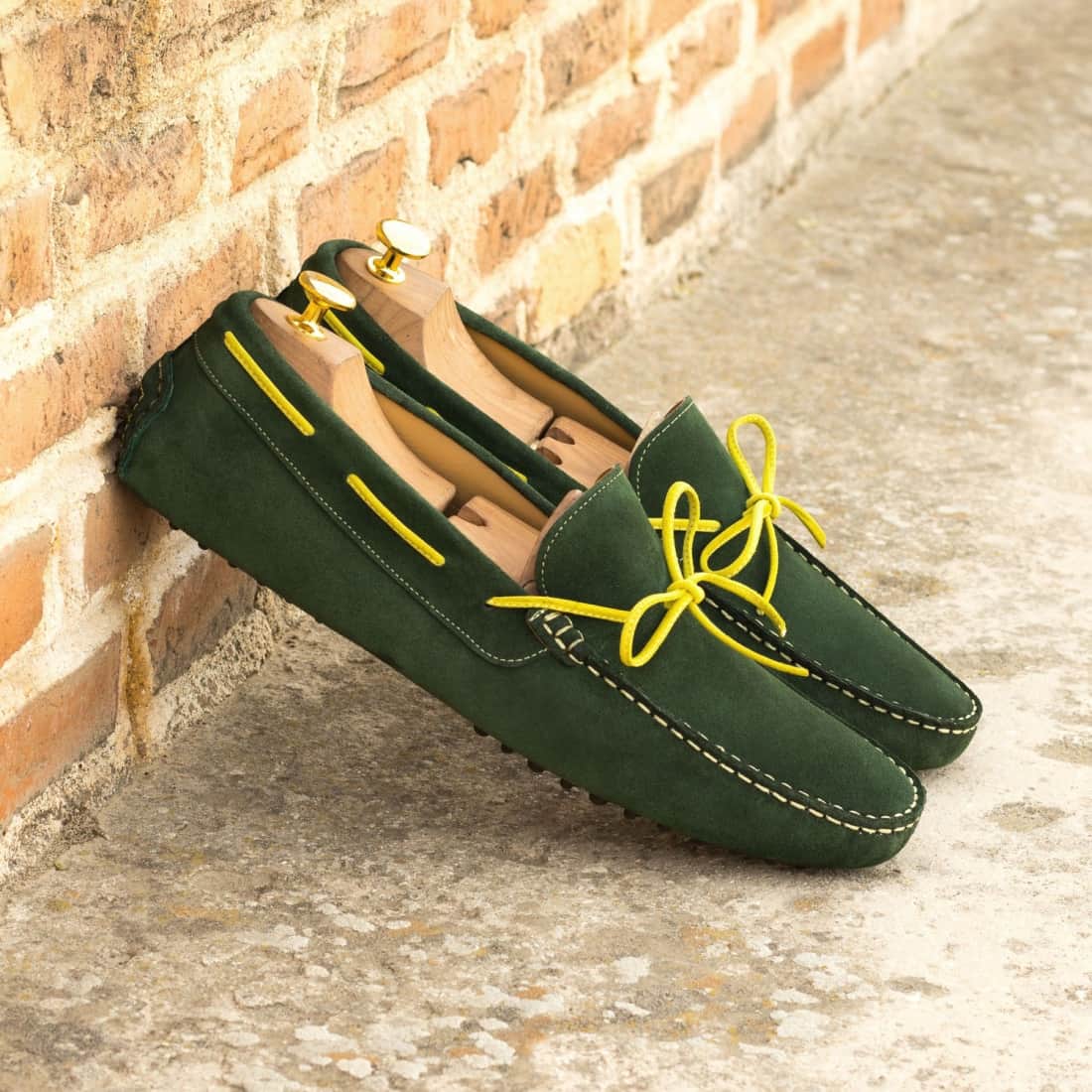 Mocassin Driver en daim vert foncé avec lacet jaune – vue 4