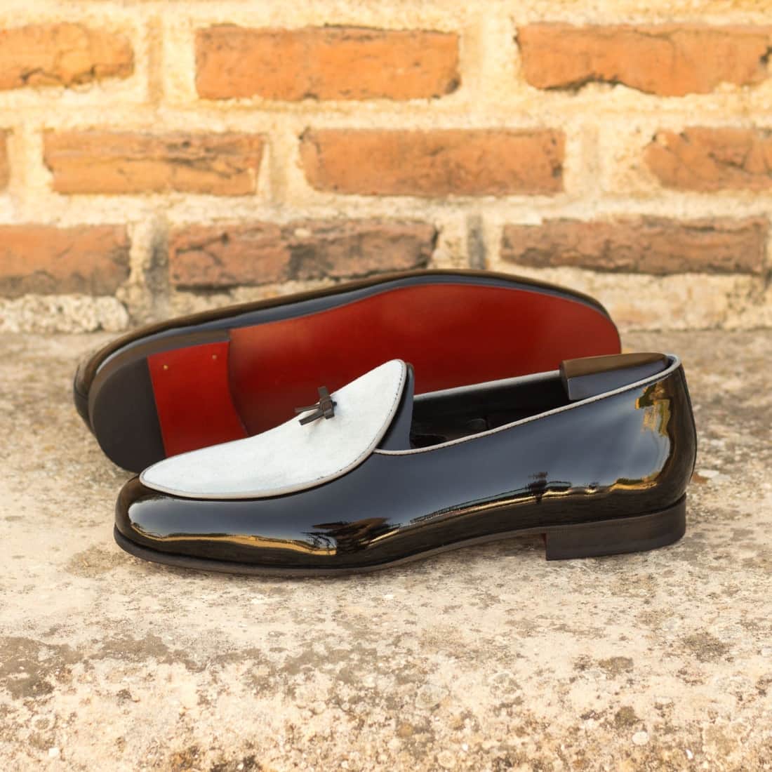 Mocassin Belge en cuir vernis noir et daim gris clair – vue 4