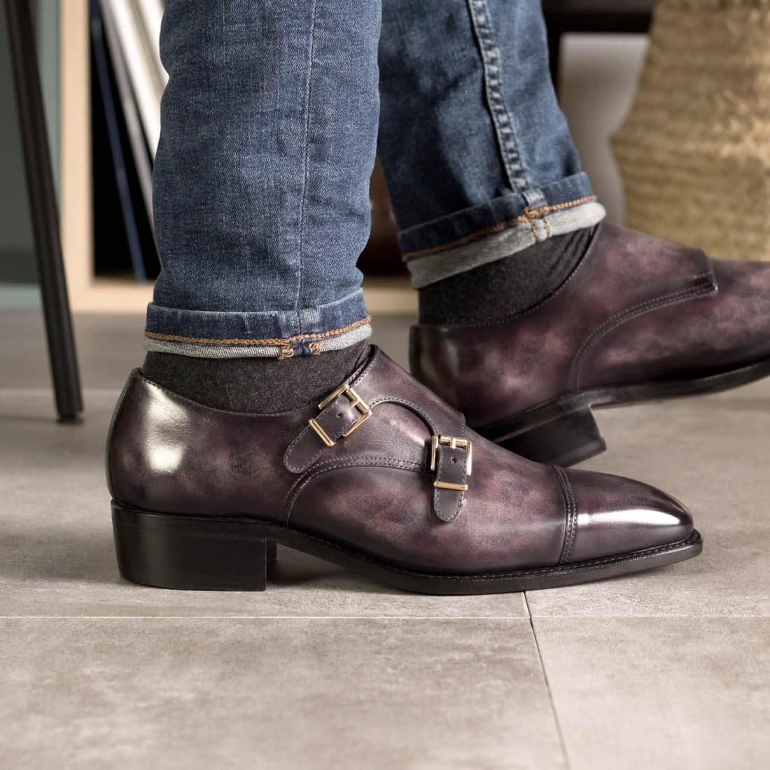Chaussure double boucle en cuir patiné aubergine – vue 4