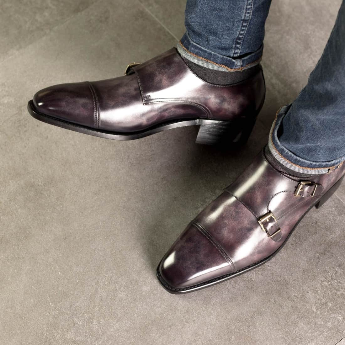 Chaussure double boucle en cuir patiné aubergine – vue 5