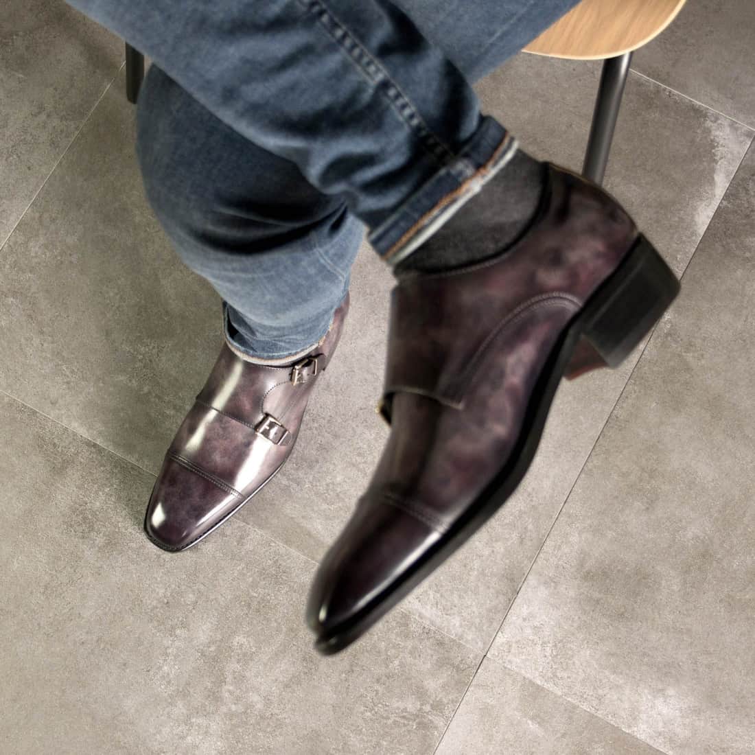 Chaussure double boucle en cuir patiné aubergine – vue 6