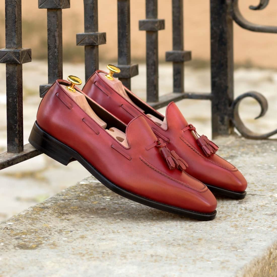 Mocassin à glands en cuir rouge – vue 4