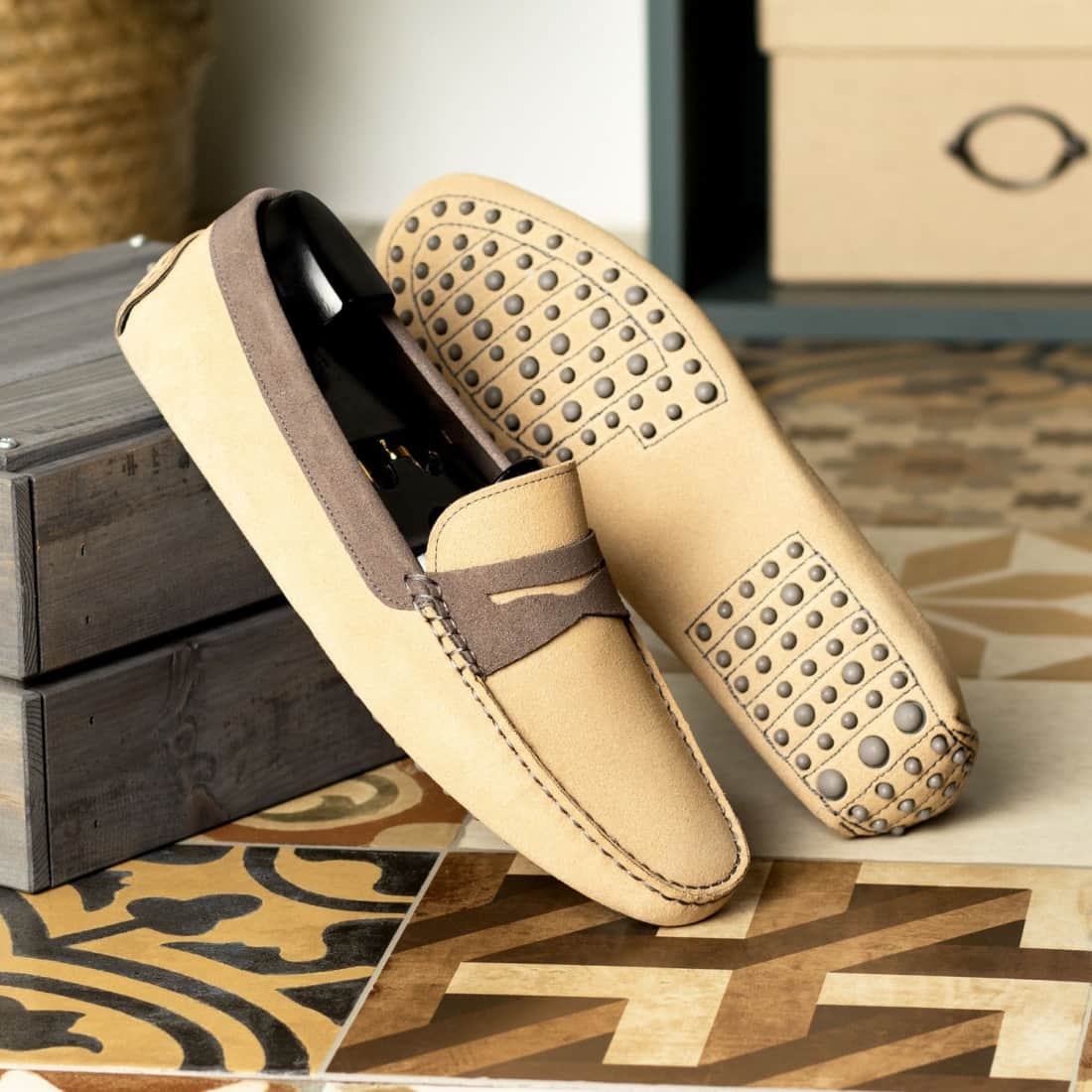 Mocassin Driver en daim beige et marron – vue 4