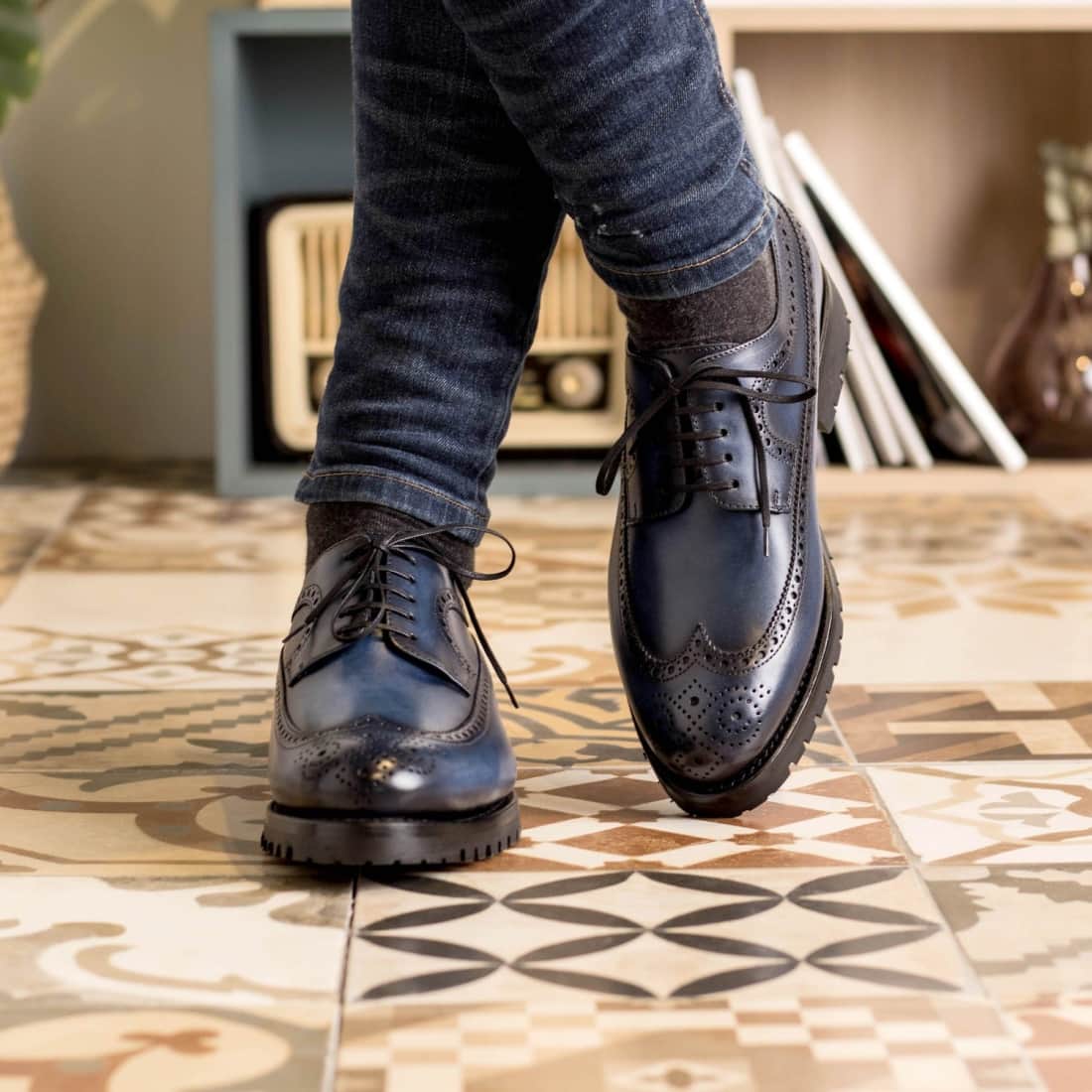 Derbie Brogue fleuri en cuir bleu marine - Semelles Commando – vue 5