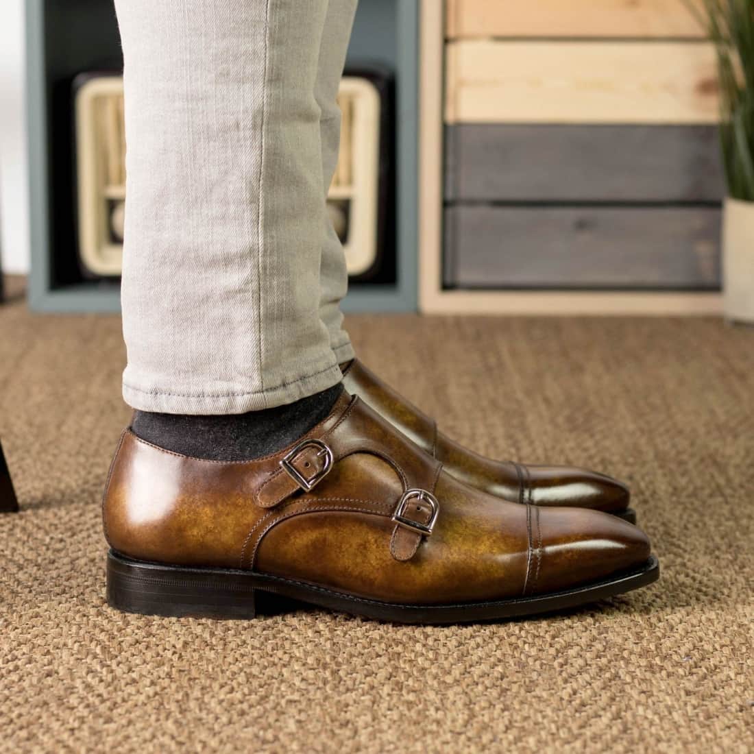 Chaussure double boucle en cuir patiné cognac – vue 6