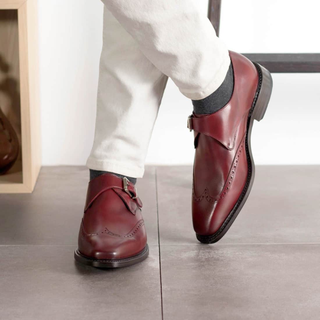 Chaussure à boucle bout fleuri en cuir bordeaux – vue 4