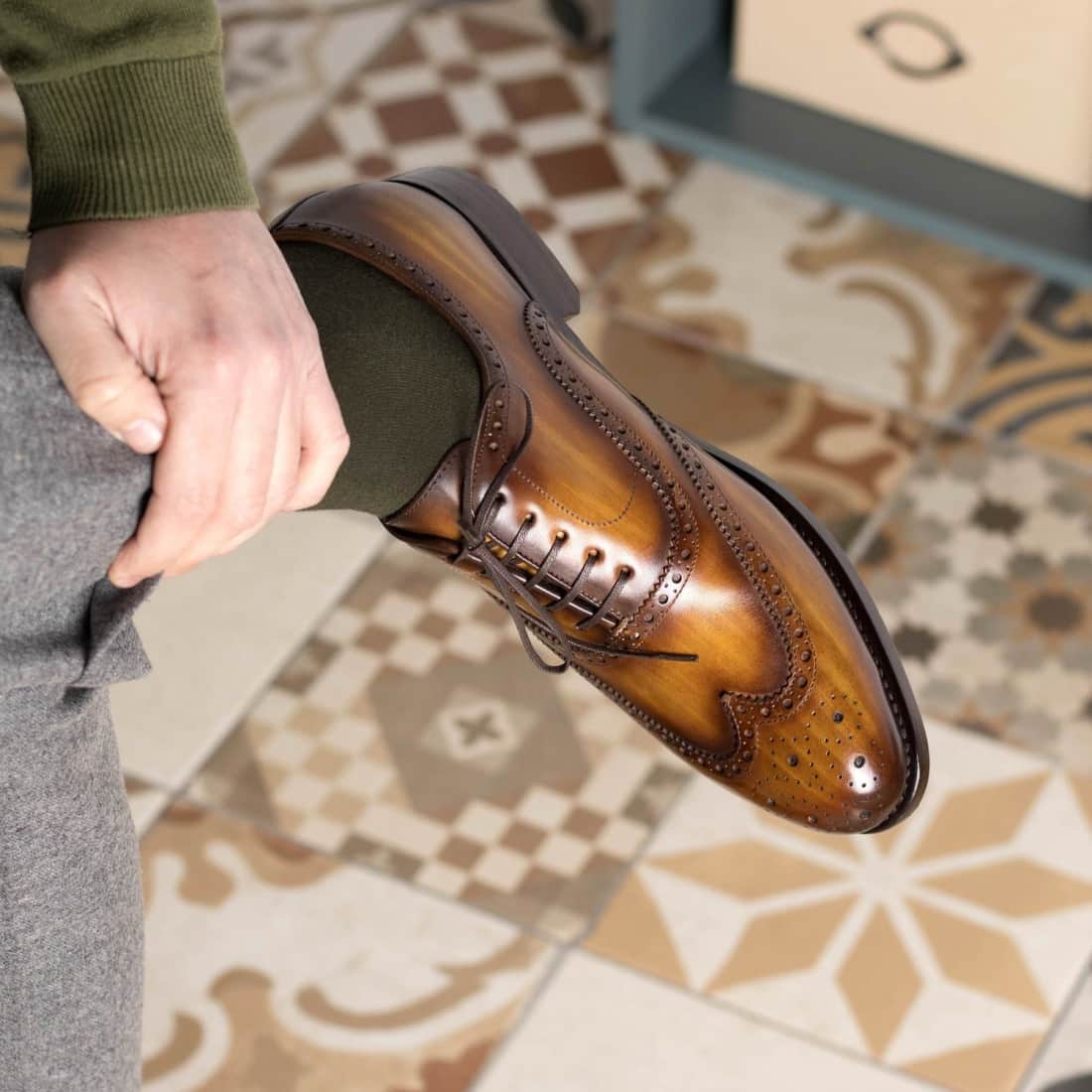 Richelieu fleuri en cuir cognac patiné – vue 4