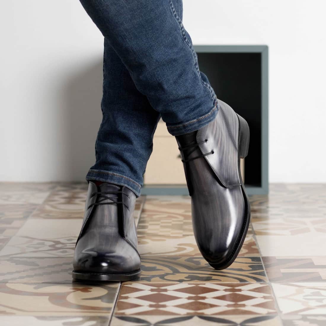 Chukka Boots en cuir patiné gris – vue 4