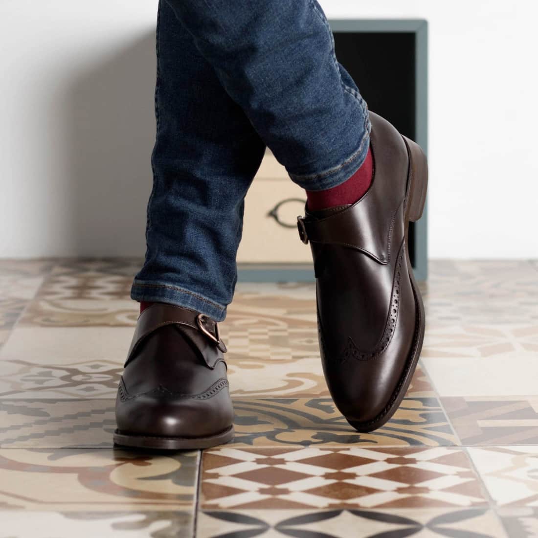 Chaussure à boucle bout fleuri en cuir marron foncé – vue 4