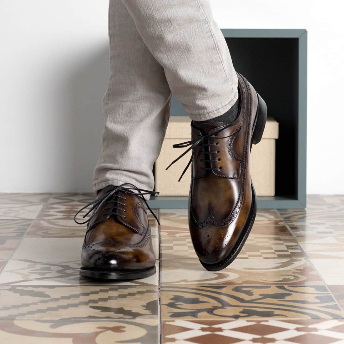 Derbie Brogue fleuri en cuir patiné tabac – vue 6