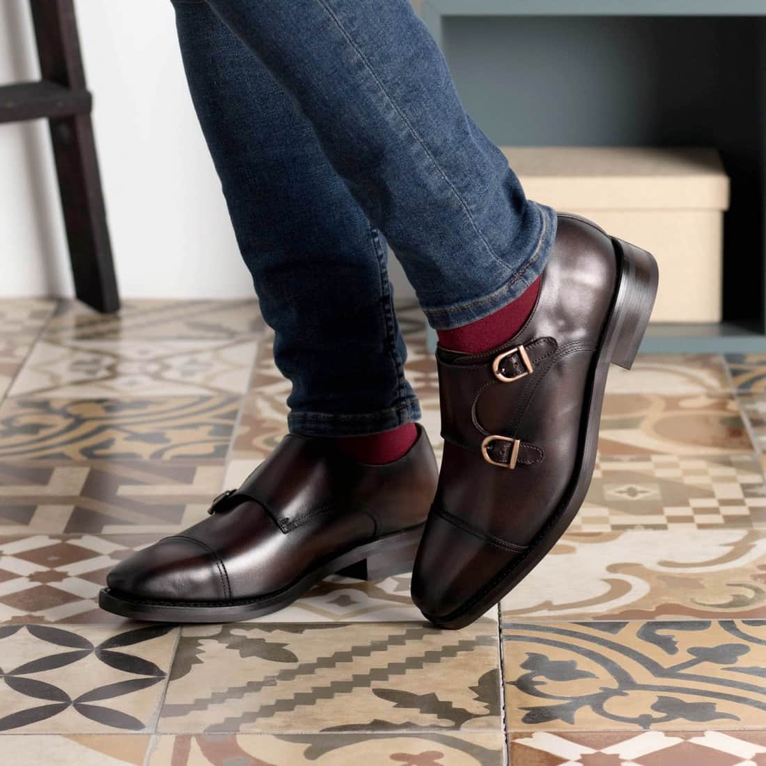 Chaussure double boucle en cuir patiné marron foncé - Semelles Dainite – vue 6