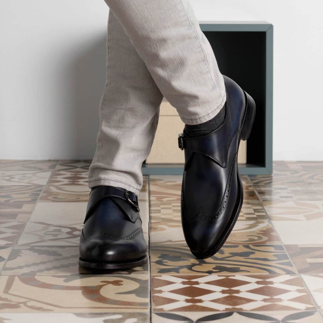 Chaussure à boucle bout fleuri en cuir bleu marine – vue 5