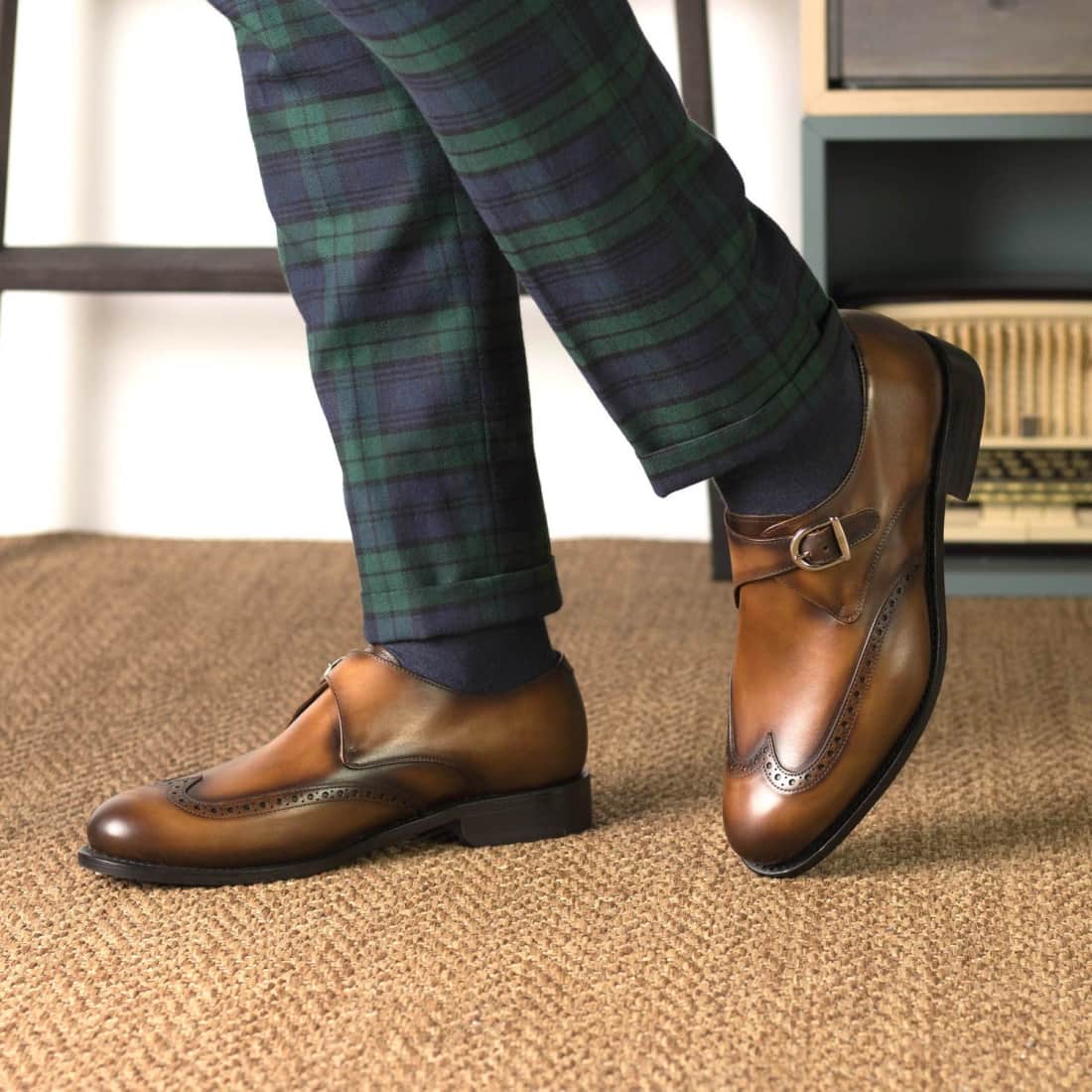 Chaussure à boucle bout fleuri en cuir patiné cognac – vue 4