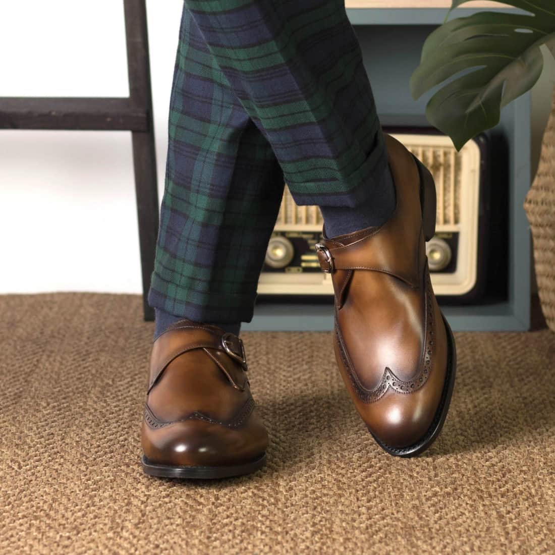 Chaussure à boucle bout fleuri en cuir patiné cognac – vue 5