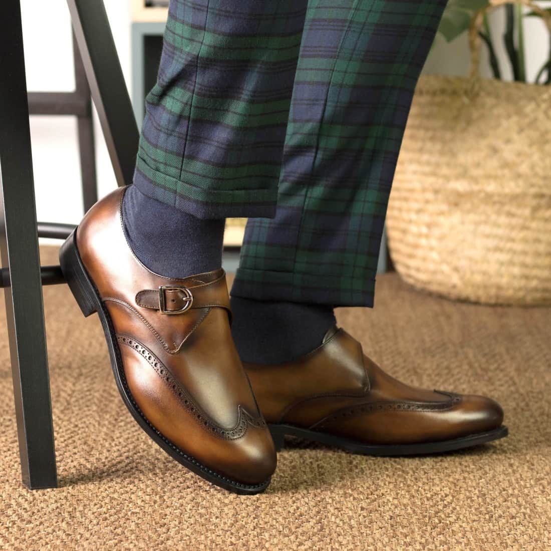 Chaussure à boucle bout fleuri en cuir patiné cognac – vue 6
