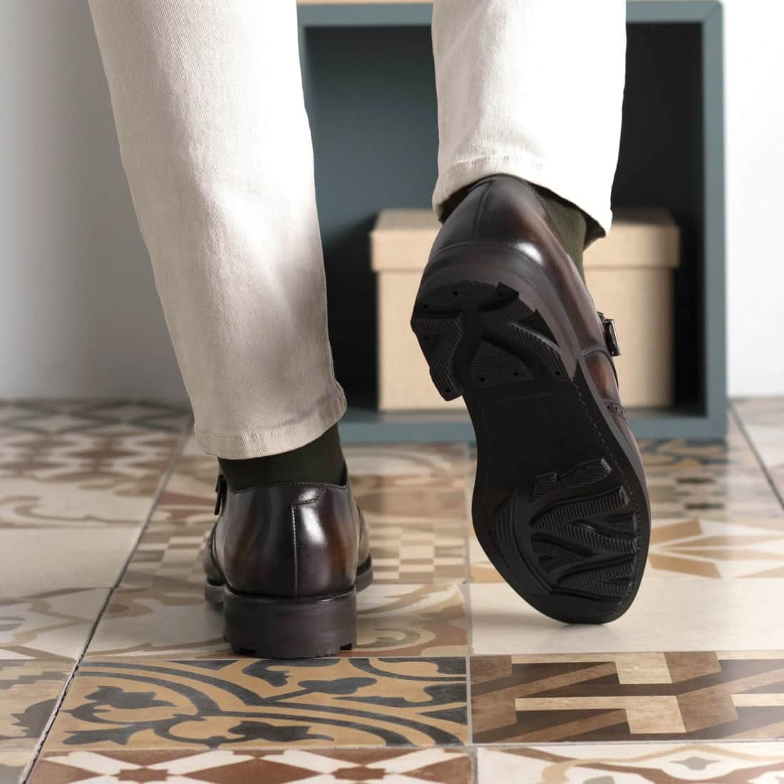 Chaussure à boucle bout fleuri en cuir patiné marron - Semelles Commando – vue 5