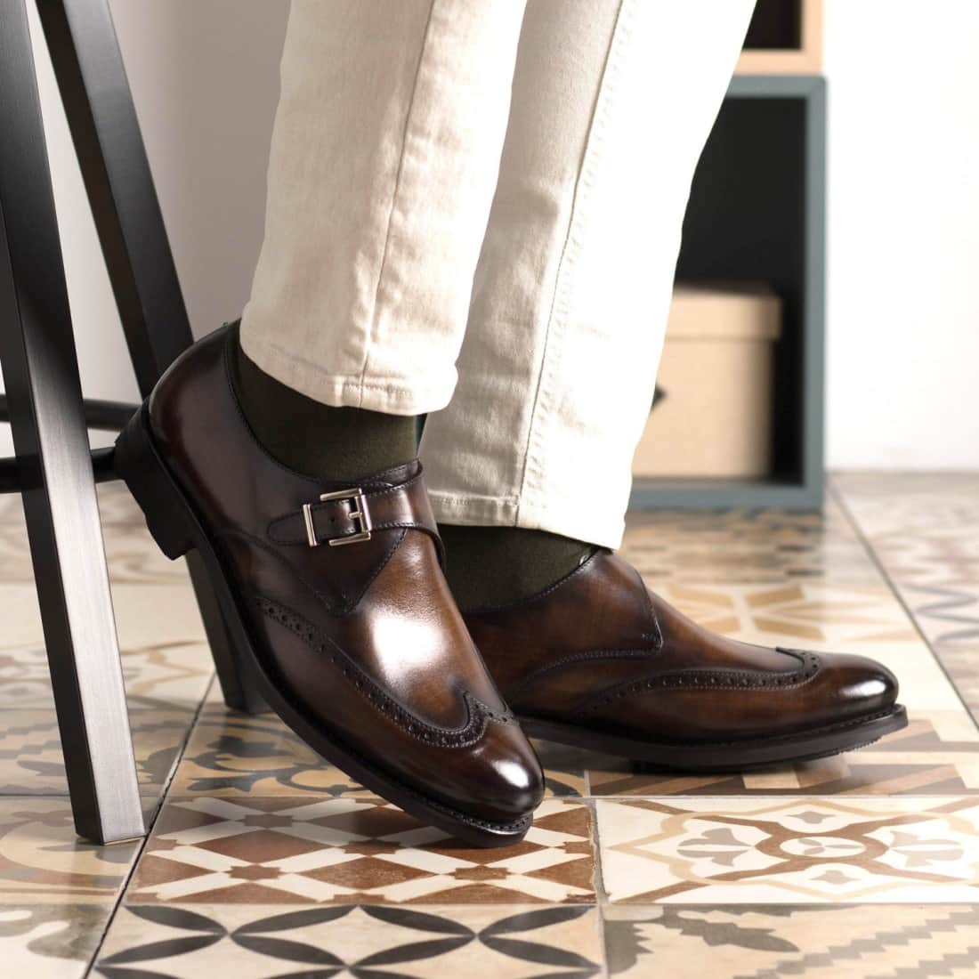 Chaussure à boucle bout fleuri en cuir patiné marron - Semelles Commando – vue 6