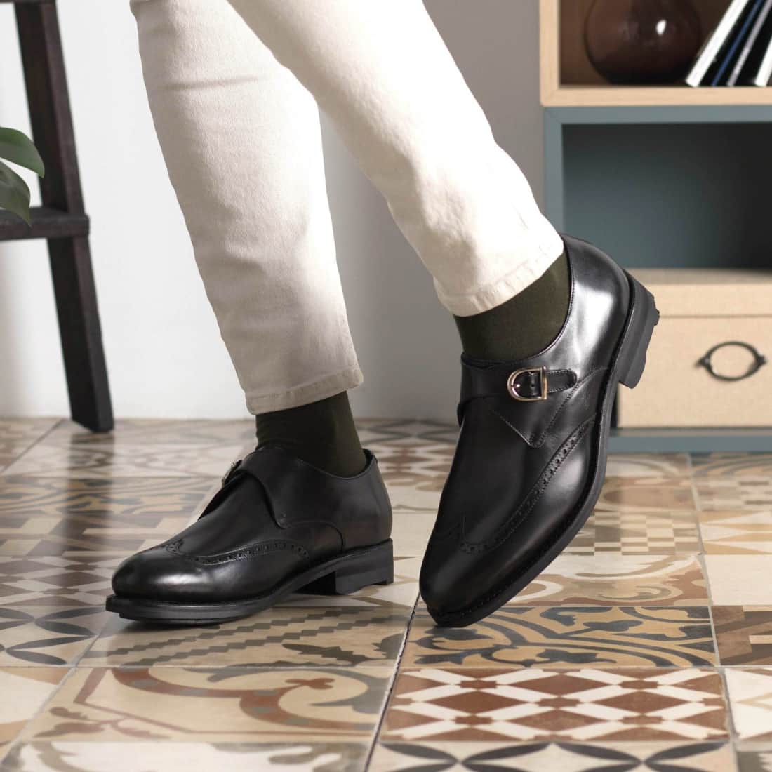 Chaussure à boucle bout fleuri en cuir noir - Semelles Commando – vue 5