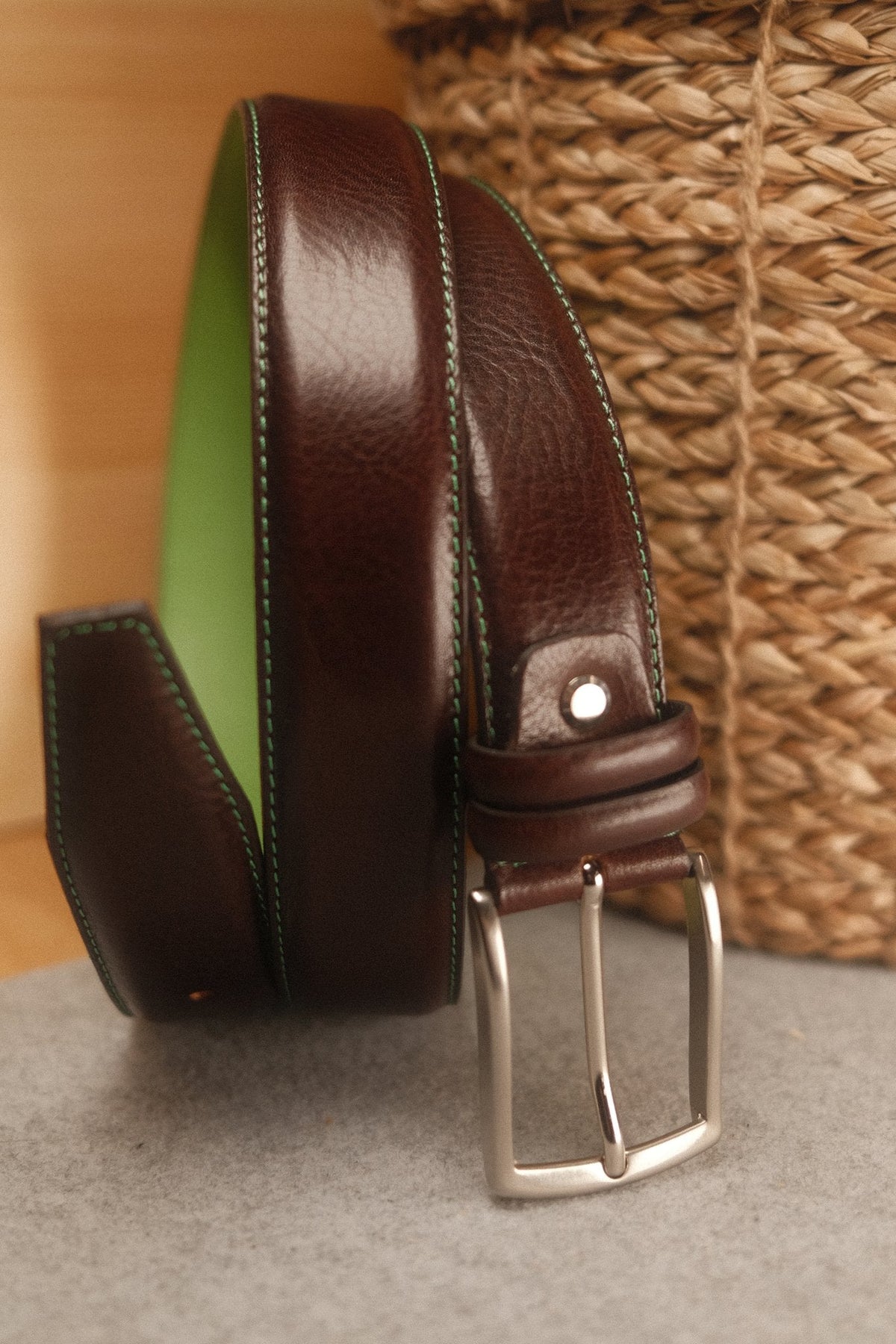 Ceinture en cuir marron foncé – surpiqûre vert pistache, doublure verte, 35 mm – vue 3