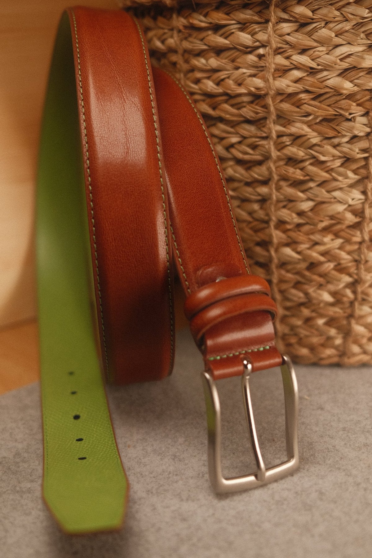 Ceinture en cuir marron clair – surpiqûre vert pistache, doublure verte, 35 mm – vue 3