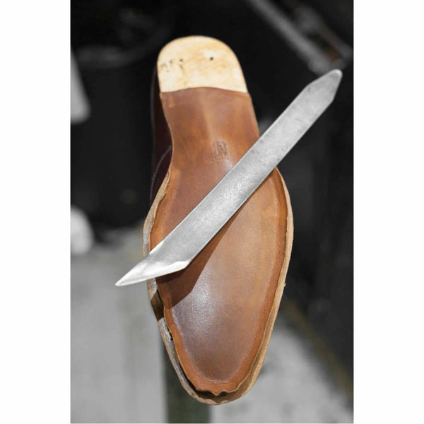 Ressemelage cuir en cours à l’atelier
