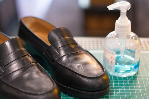 Tache de gel hydroalcoolique sur cuir : que faire ?
