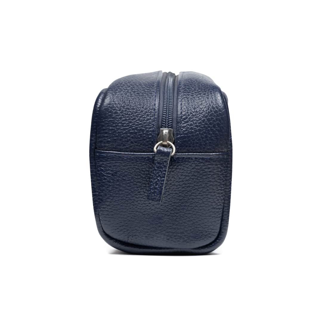 Trousse de toilette en cuir grainé bleu marine vue de côté : curseur en métal et tirette en cuir