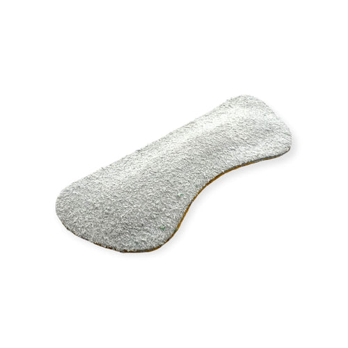 Antiglissoir en cuir velours gris, en forme de croissant, vu de biais.