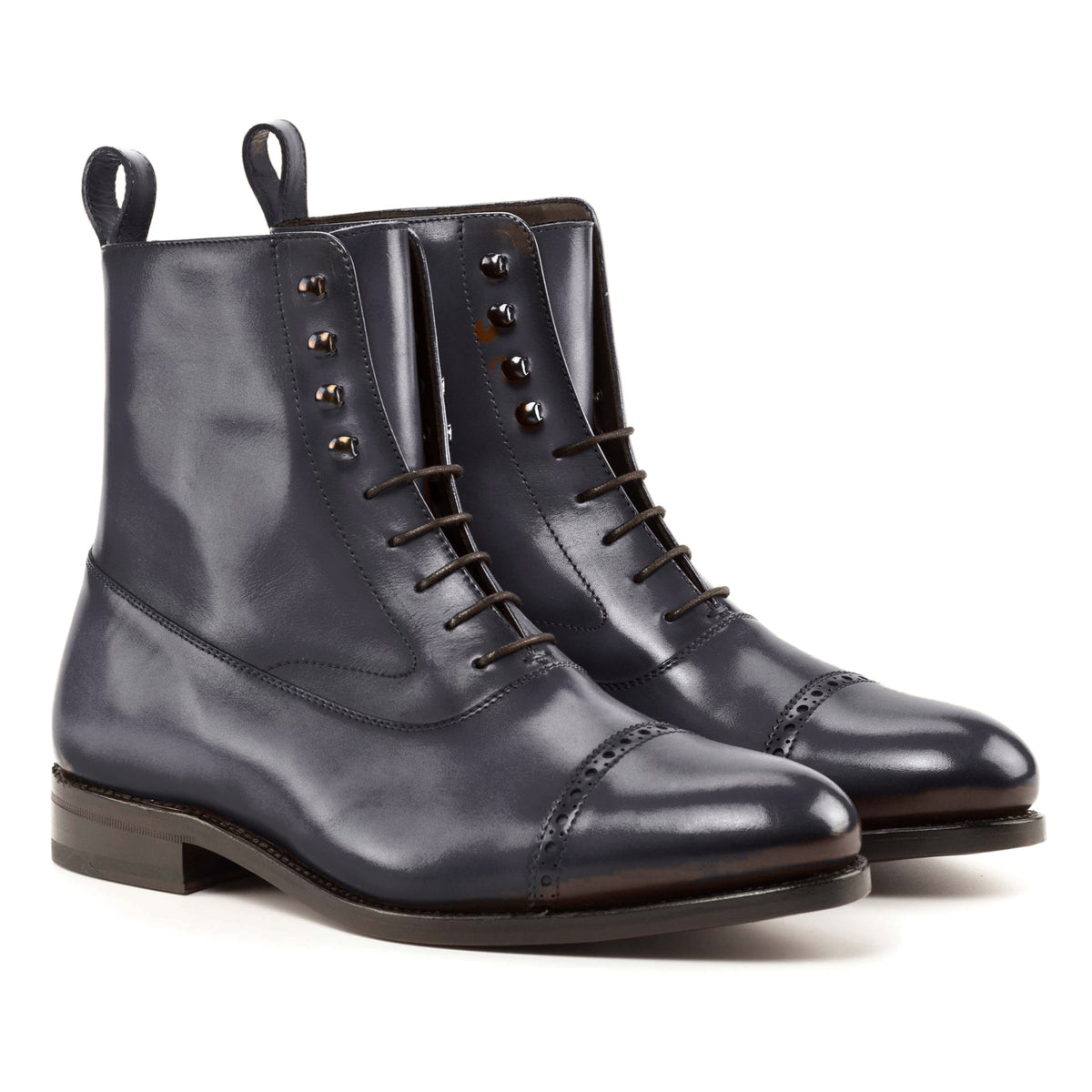 Bottines Balmoral en cuir bleu marine, vue de trois quarts avant