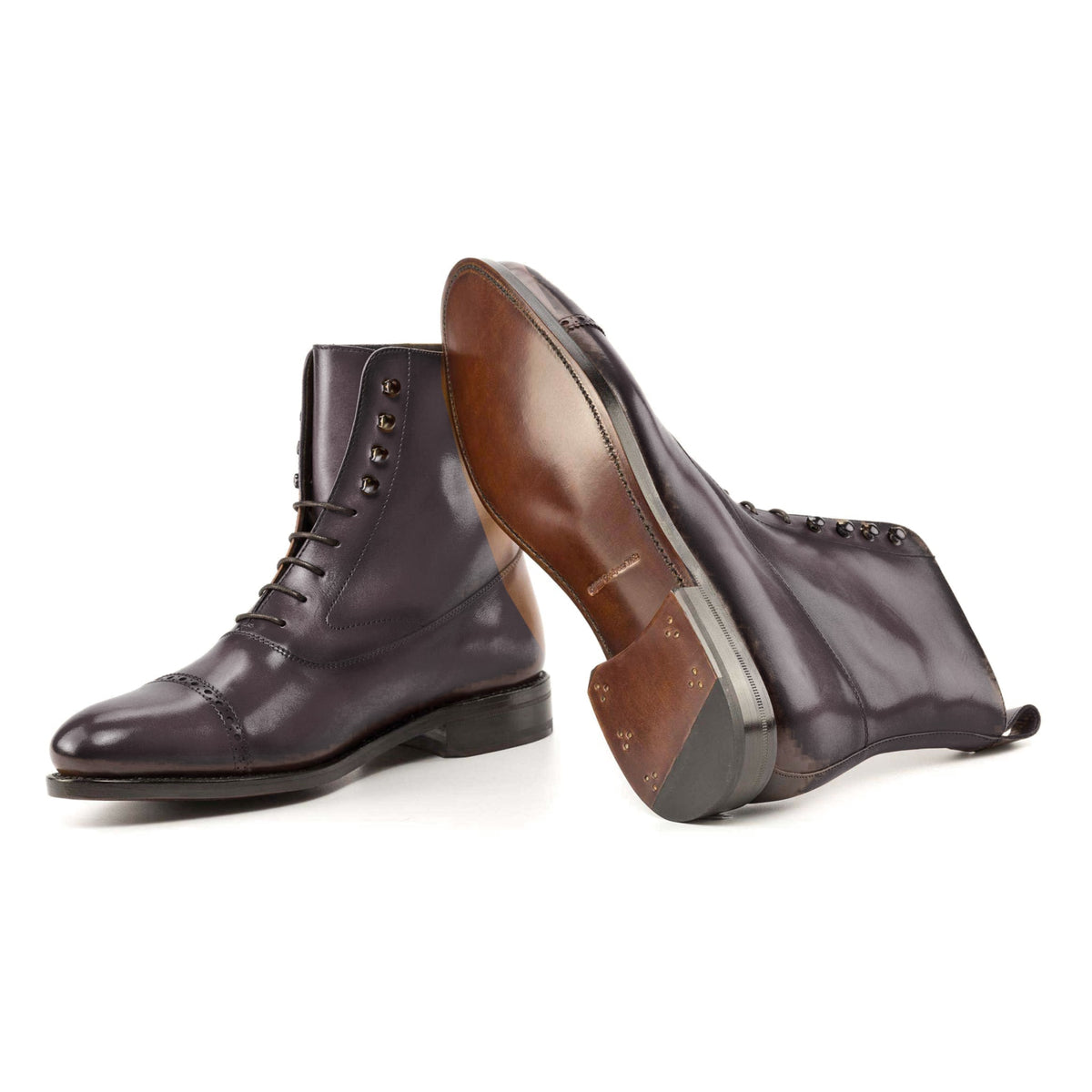 Bottines Balmoral en cuir sang-de-bœuf : une bottine couchée montre la semelle