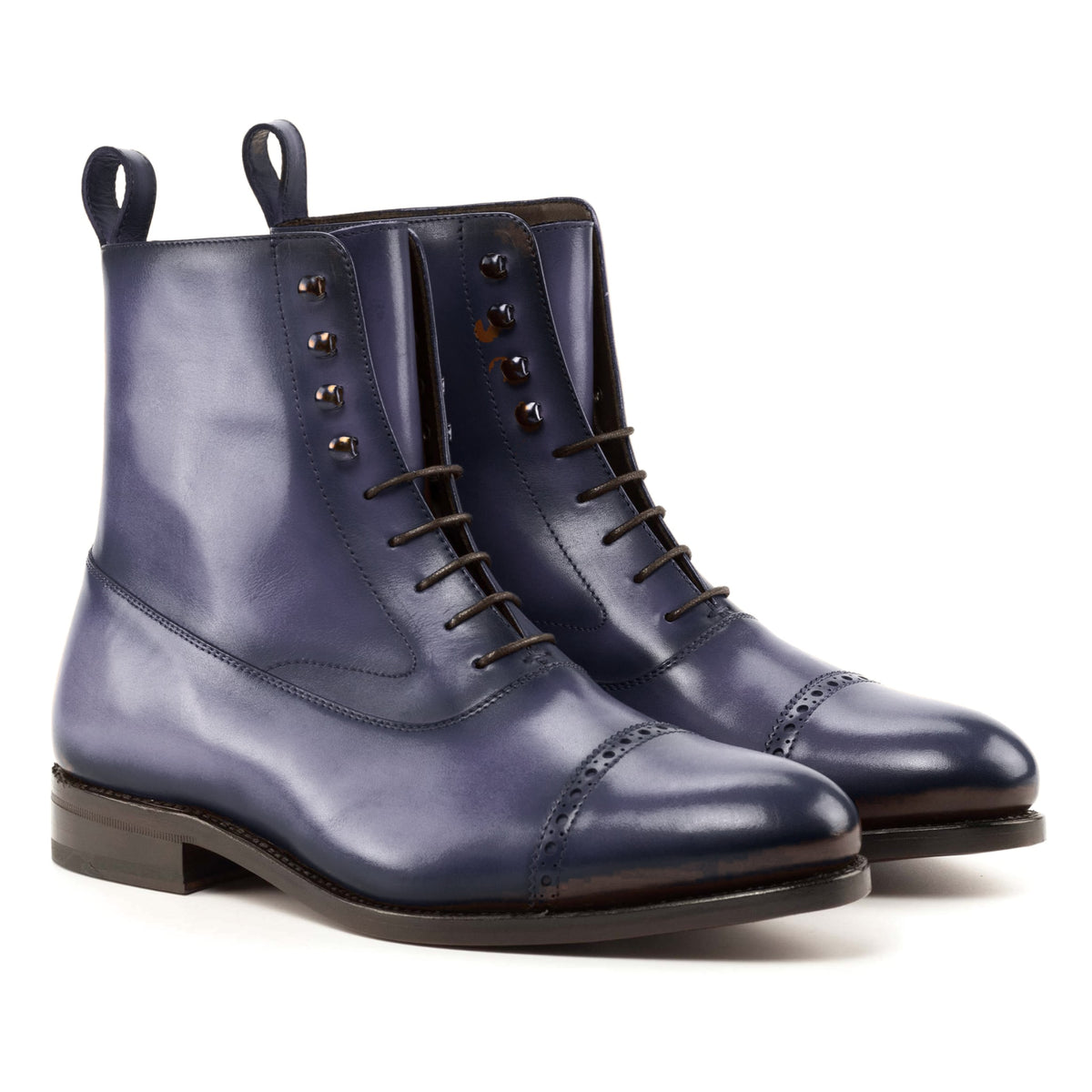 Bottines Balmoral en cuir teinté main bleu pétrole, vue de trois quarts avant