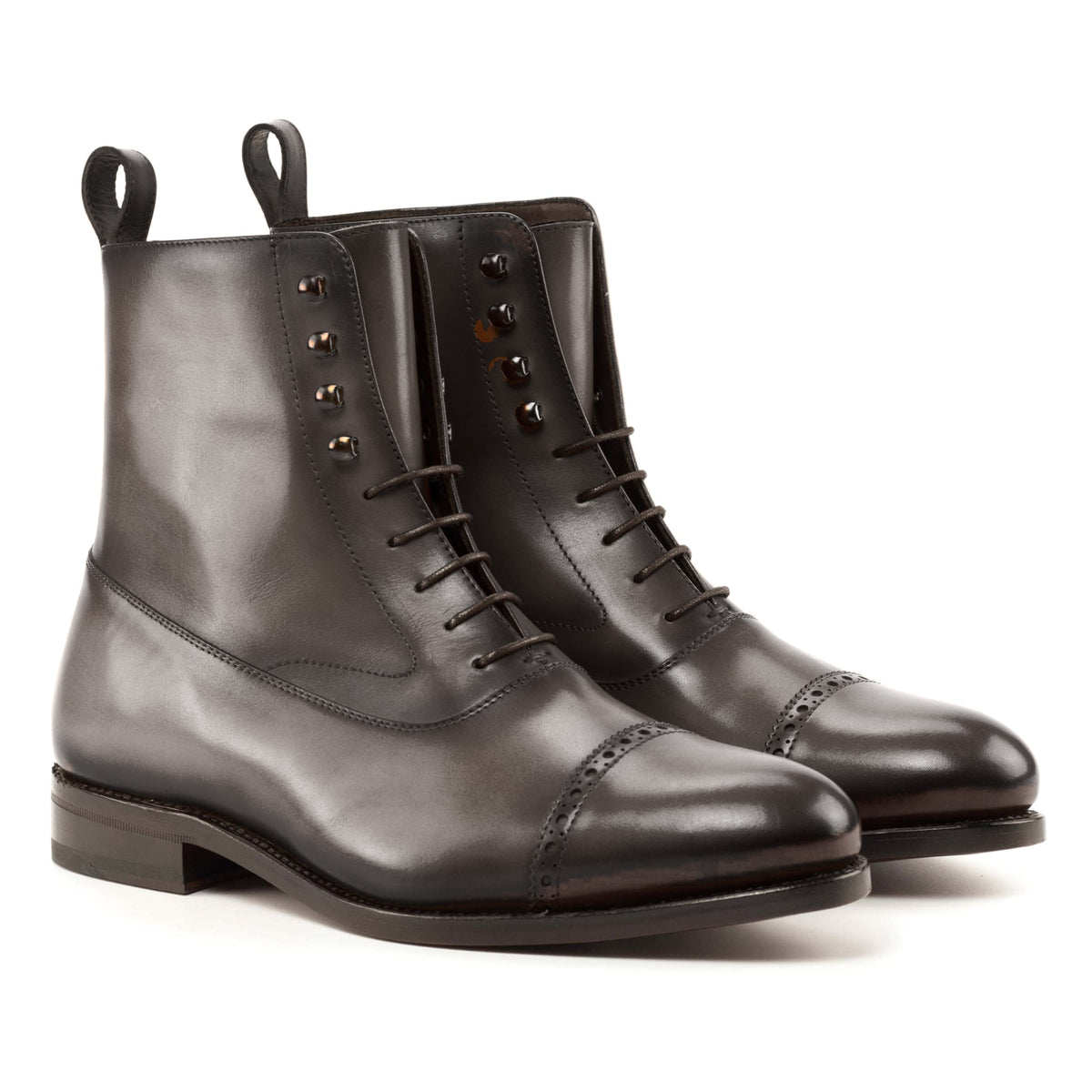 Bottines Balmoral en cuir teinté main gris, vue de trois quarts avant