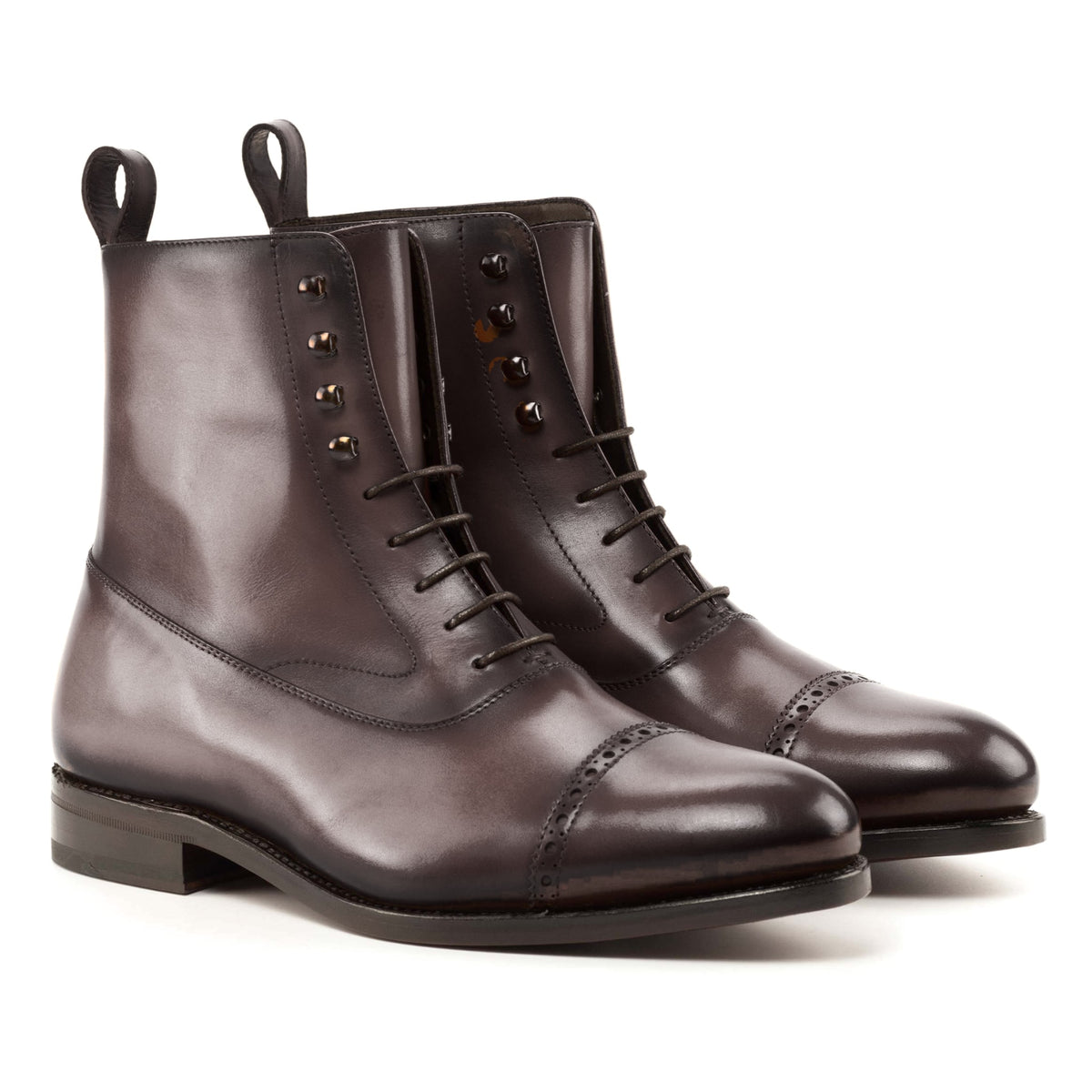 Bottines Balmoral en cuir teinté main marron foncé, vue de trois quarts avant