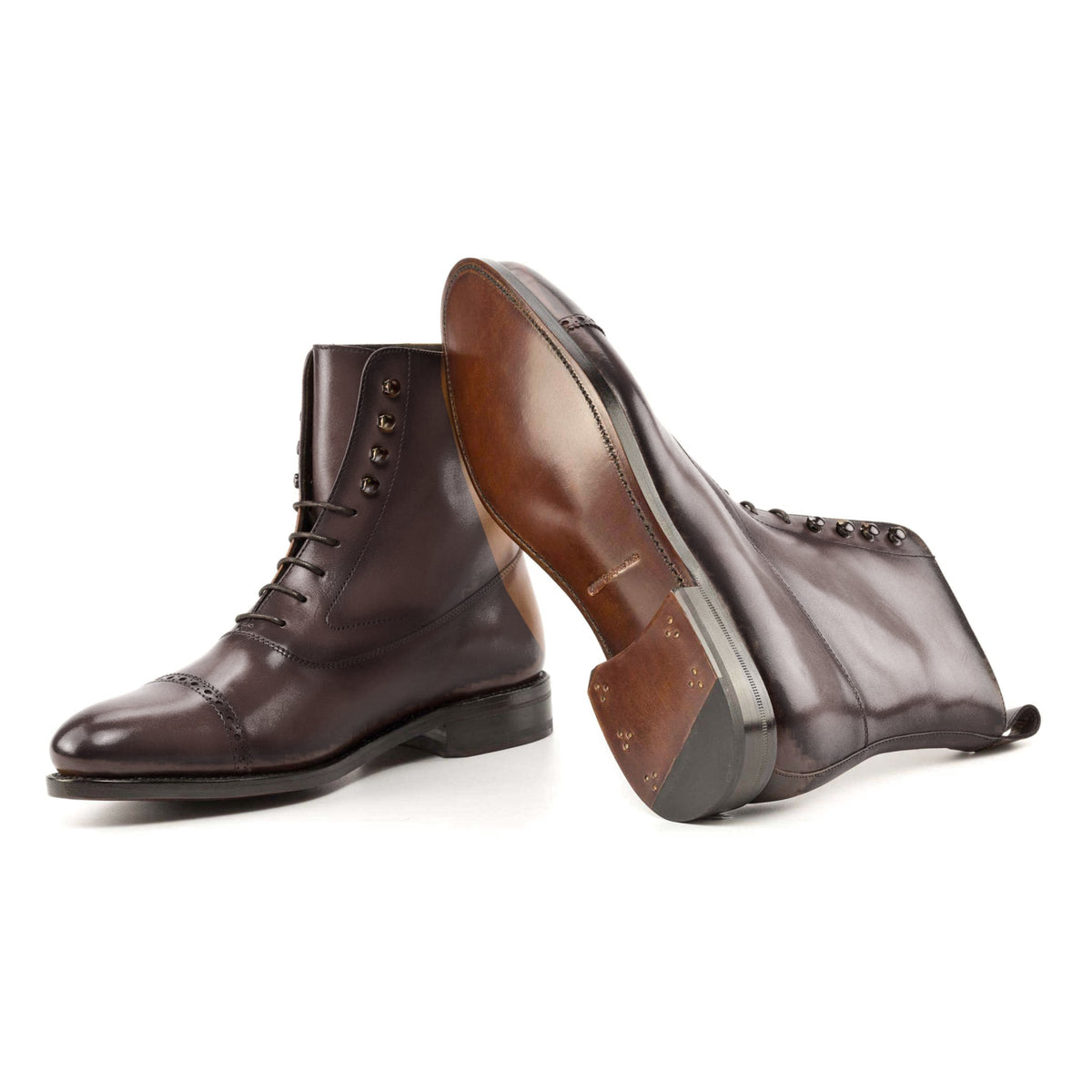 Bottines Balmoral en cuir teinté main marron foncé : une bottine couchée montre la semelle