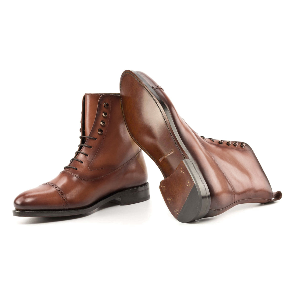 Bottines Balmoral en cuir teinté main marron moyen : une bottine couchée montre la semelle