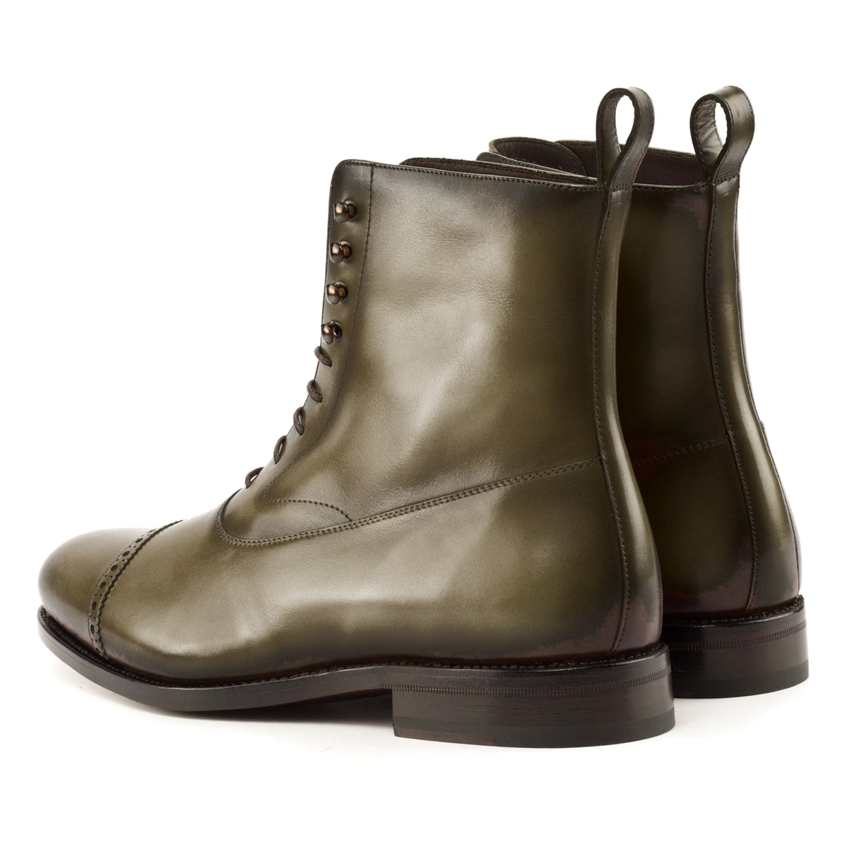 Bottines Balmoral en cuir teinté main vert olive, vue de trois quarts arrière