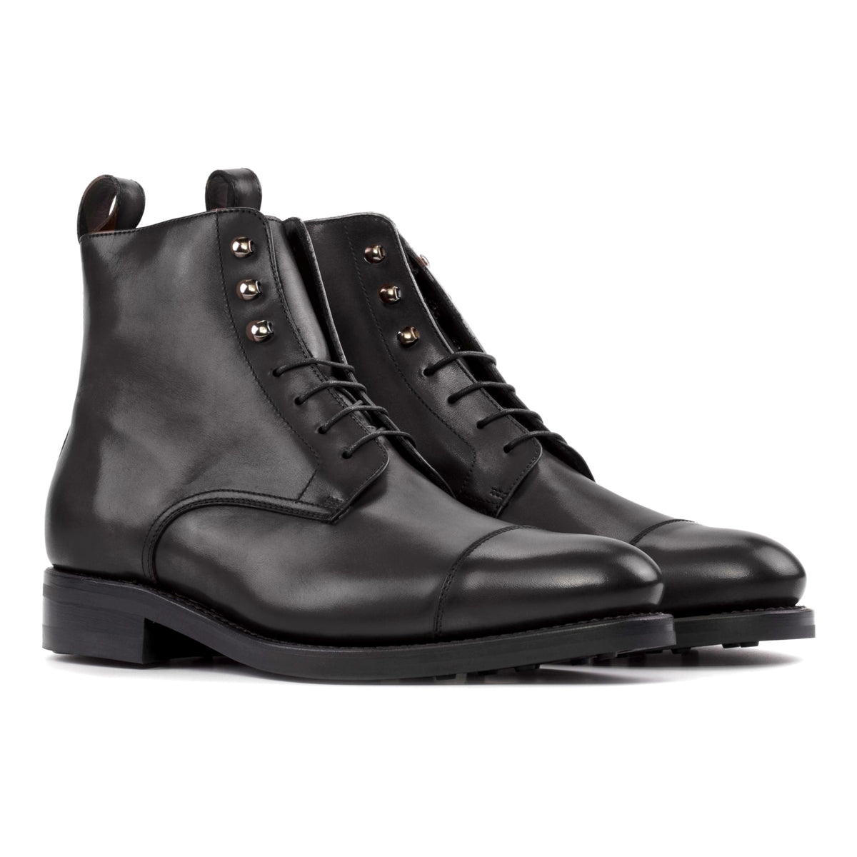 Bottines Bout Droit en cuir noir, vue de trois quarts avant
