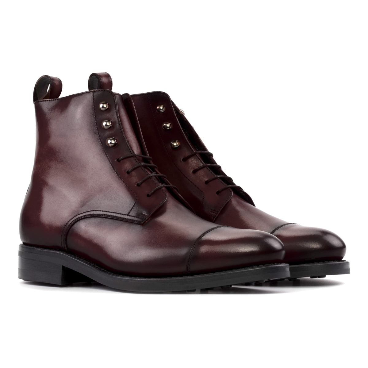 Bottines Bout Droit en cuir teinté main bordeaux, vue de trois quarts avant