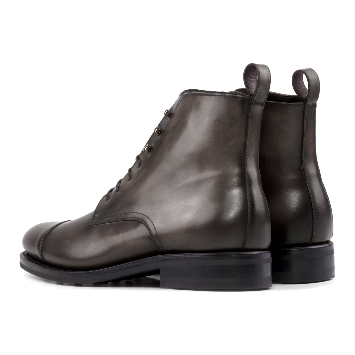 Bottines Bout Droit en cuir teinté main gris, vue de trois quarts arrière
