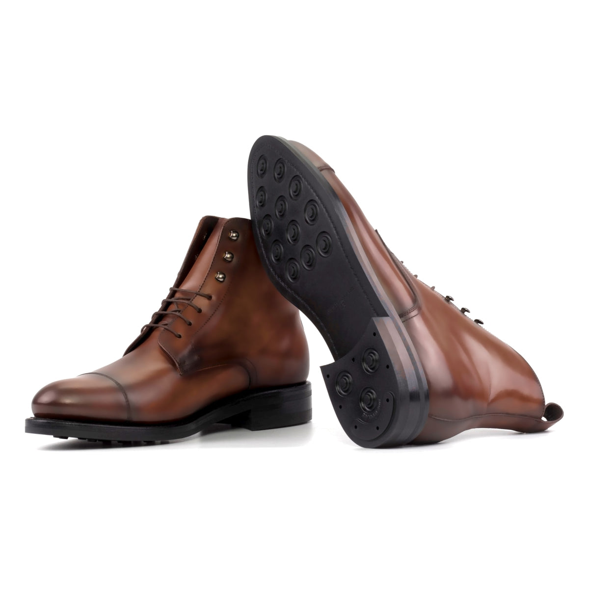 Bottines Bout Droit en cuir teinté main marron moyen : une bottine couchée montre la semelle