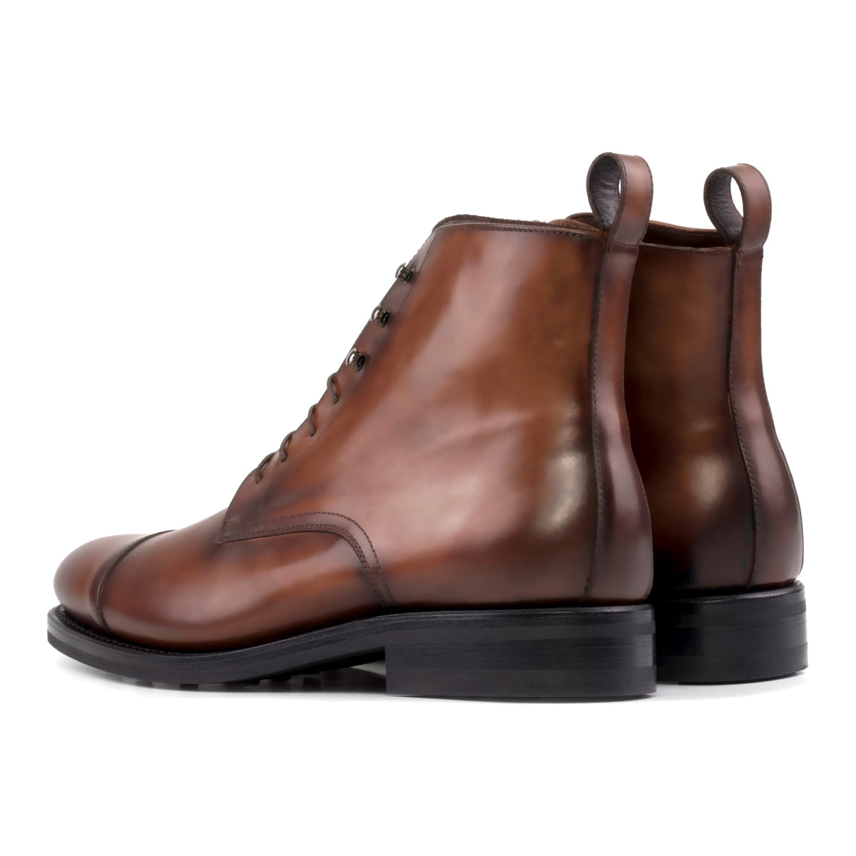 Bottines Bout Droit en cuir teinté main marron moyen, vue de trois quarts arrière