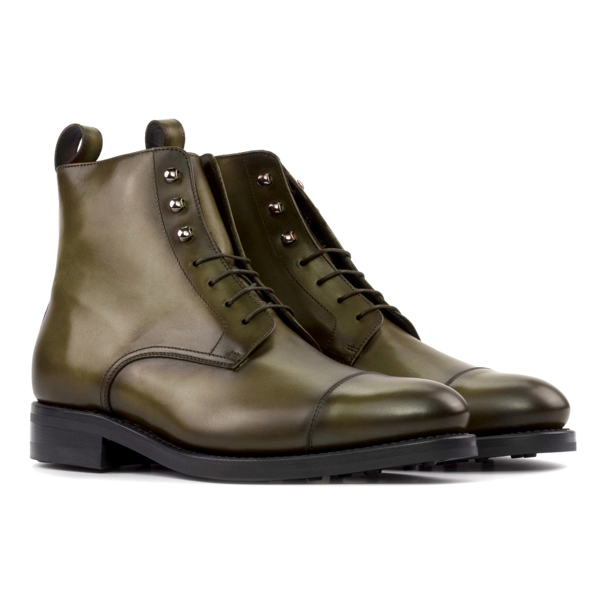 Bottines Bout Droit en cuir teinté main vert olive, vue de trois quarts avant