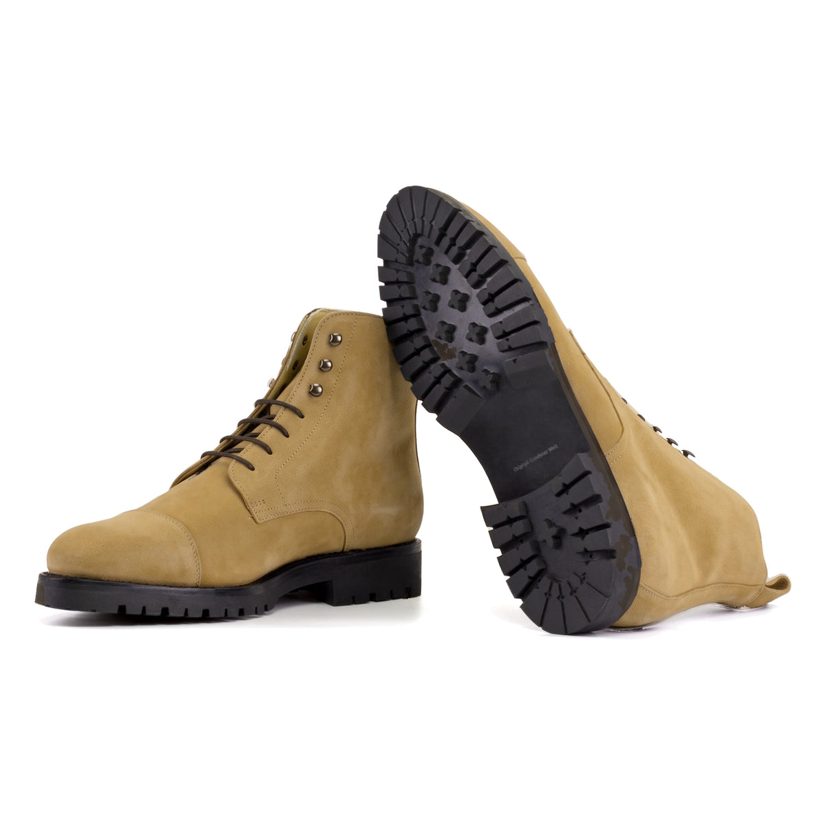 Bottines Bout Droit en daim camel : une bottine couchée montre la semelle