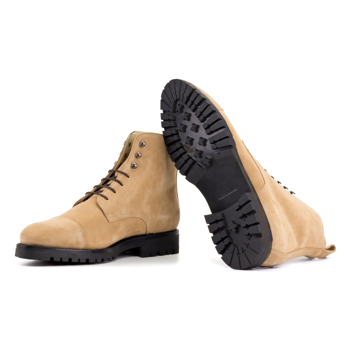 Bottines Bout Droit en daim de chevreau camel : une bottine couchée montre la semelle