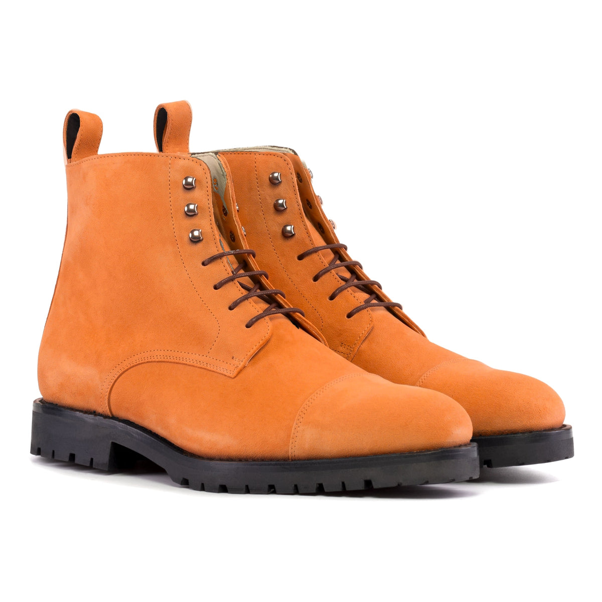 Bottines Bout Droit en daim de chevreau orange, vue de trois quarts avant