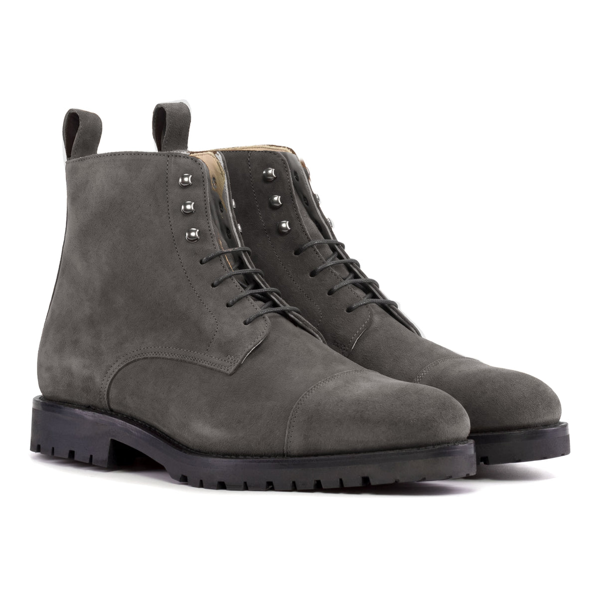 Bottines Bout Droit en daim gris, vue de trois quarts avant